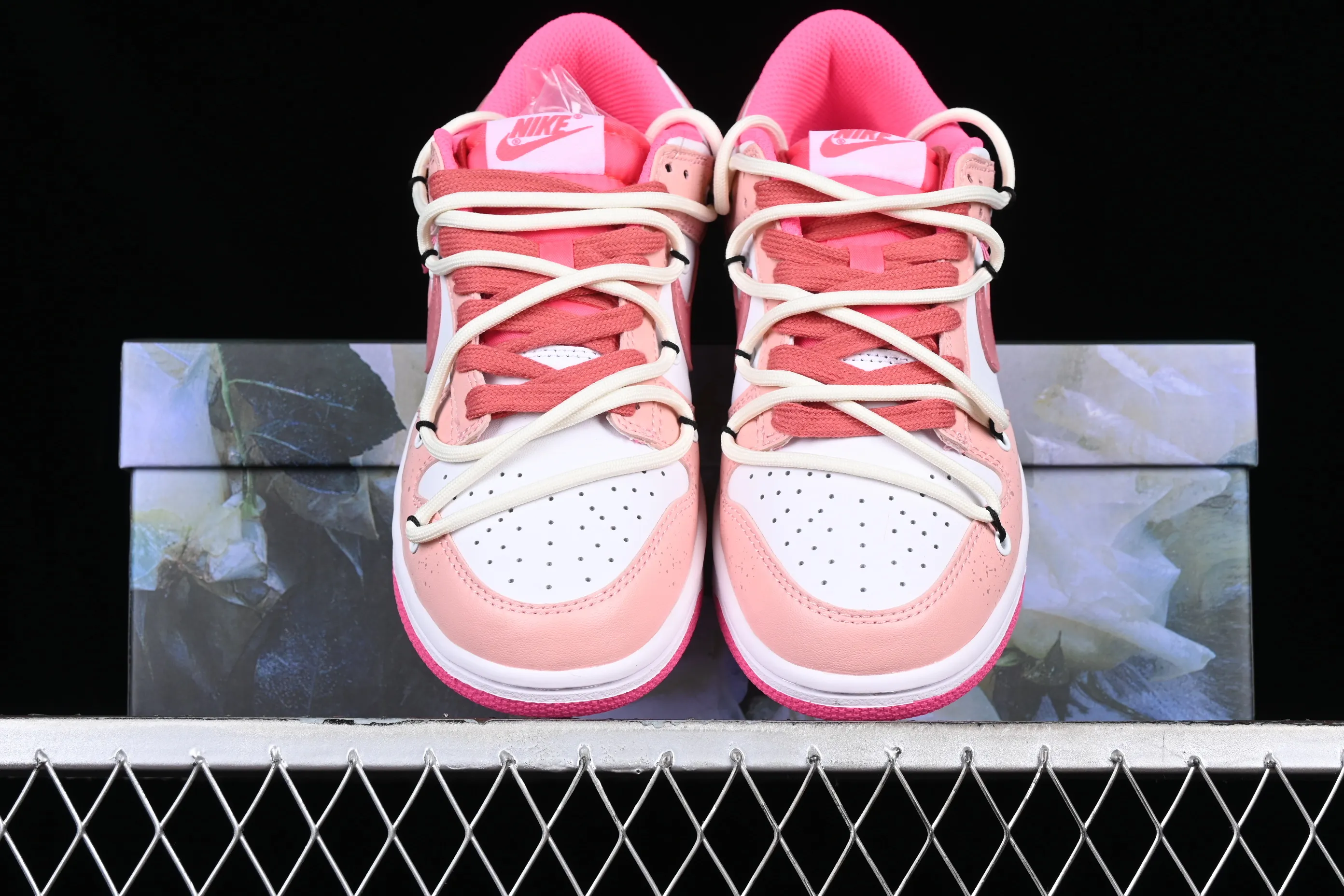 All Categories Nk SB Dunk Series Nk SB Dunk Low Low-top sneakers Nk Dunk Low Panda Prank Summer Theme Zhuyan Noodles Old Retro SB Strap Low-top Casual Shoes DZ5196-600